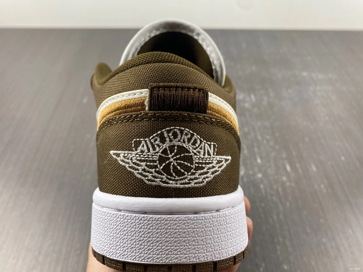 DV0426-301 SE 1 - Light (W) Jordan Olive Low 0328